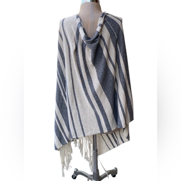 Michael Stars linen blend stunning poncho/cape w/fringes. From Saks. Worn once - Picture 3 of 11